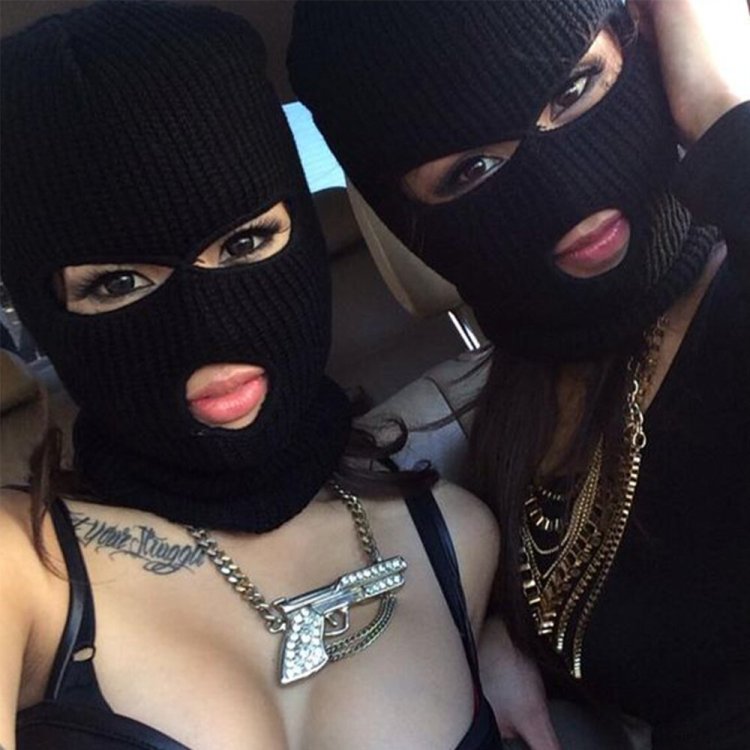 Девушка в Балаклаве с пистолетом