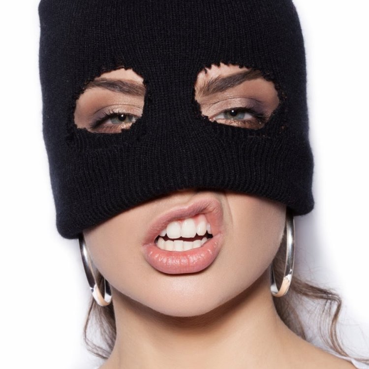 Девушка в балаклаве