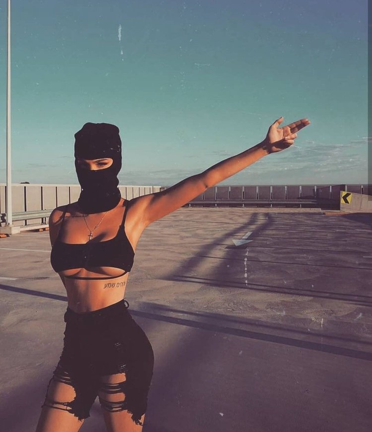 Девушка в маске Балаклаве