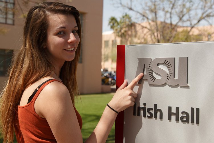 Зои Дешанель голая в кино