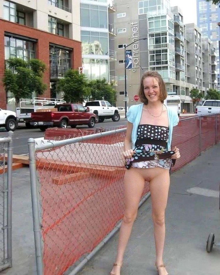 Голая под короткой юбкой