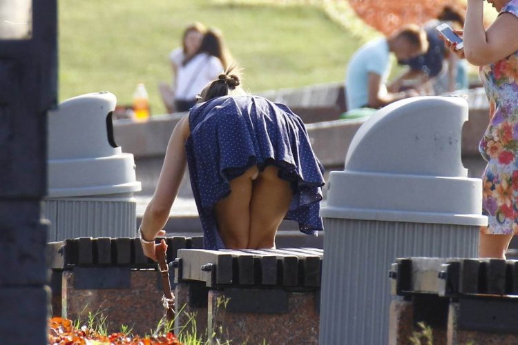 Красивые попы под юбкой