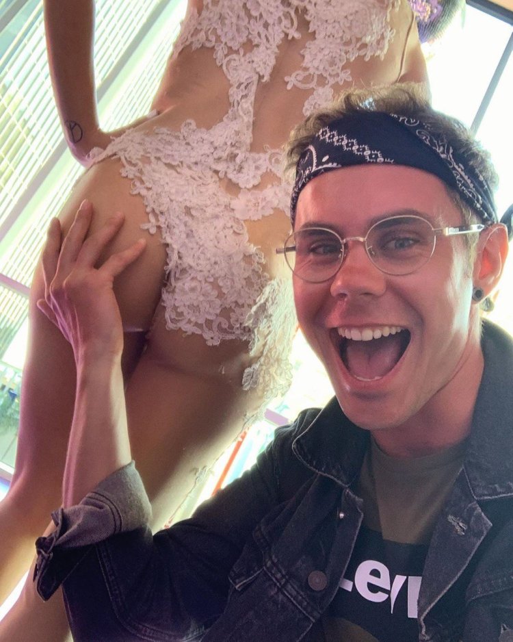 Джоанна крупа топлесс на пляже