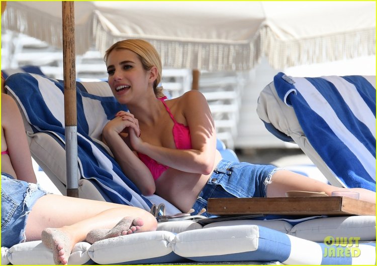 Эмма Робертс без лифчика