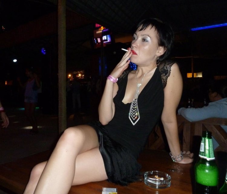 Голая блондинка в чулках частное