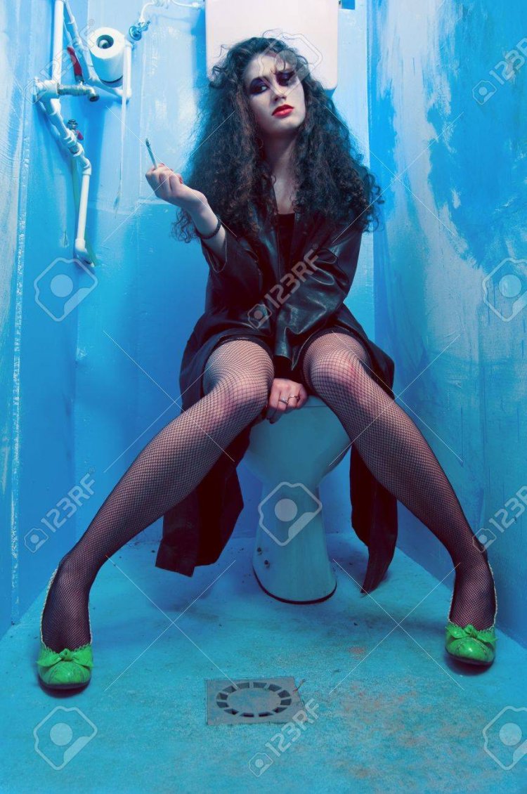 Девочки сидят на унитазе