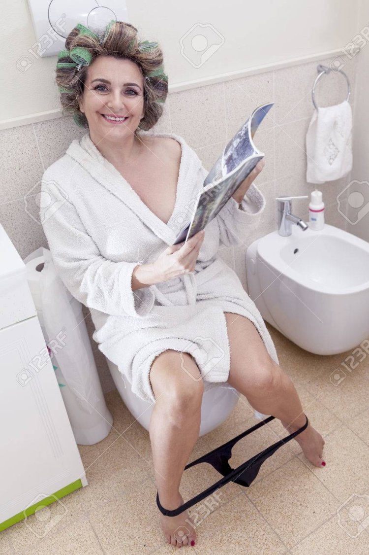 Девушка присела на унитаз