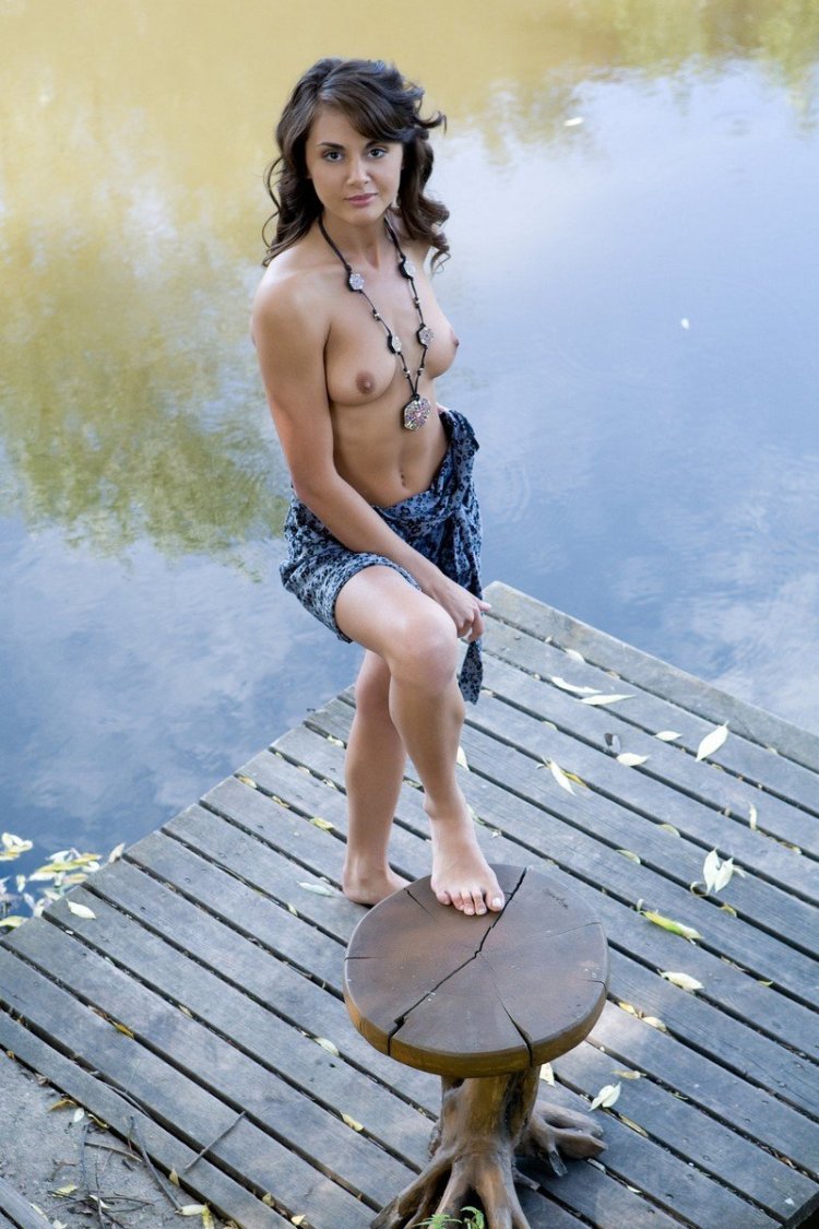 Босоногие голые девчонки