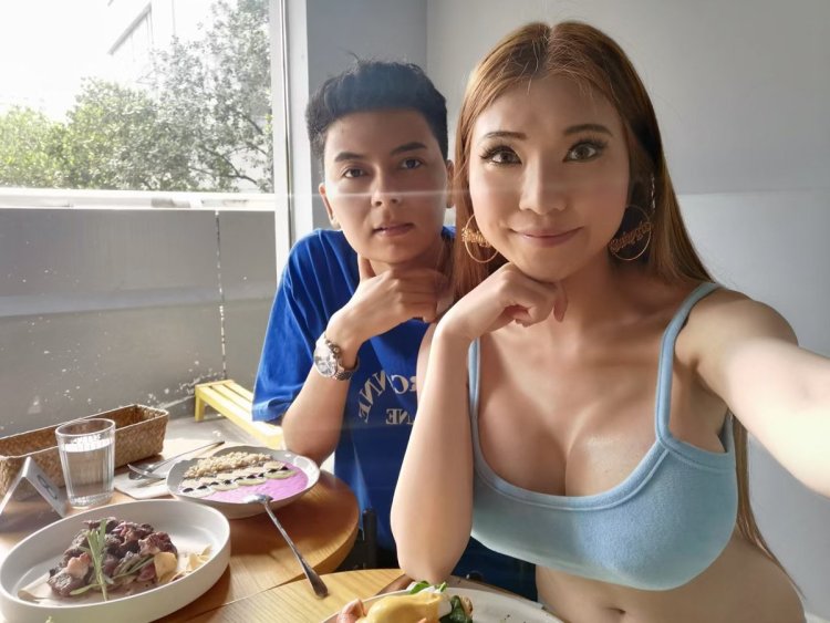 Naomi 'SEXYCYBORG' Wu юбка