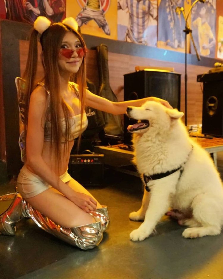 Топлес Наоми ву