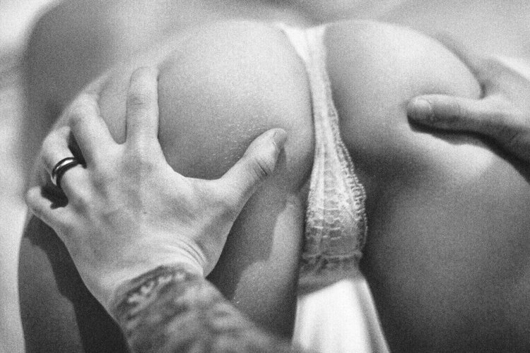 Мужская рука на женской попе