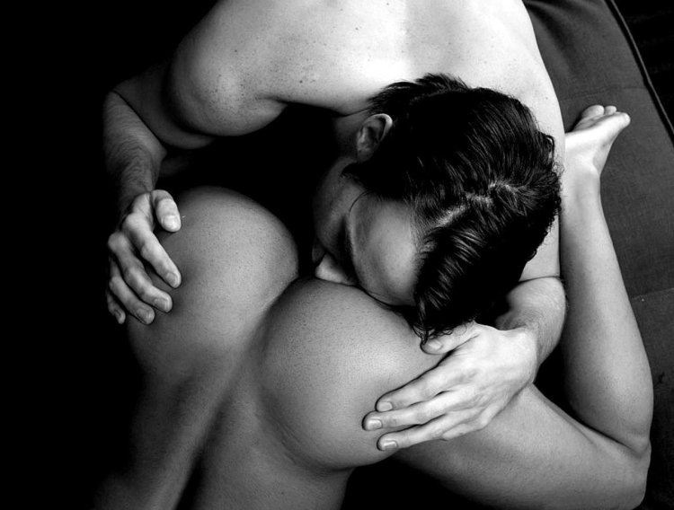 Целует животик