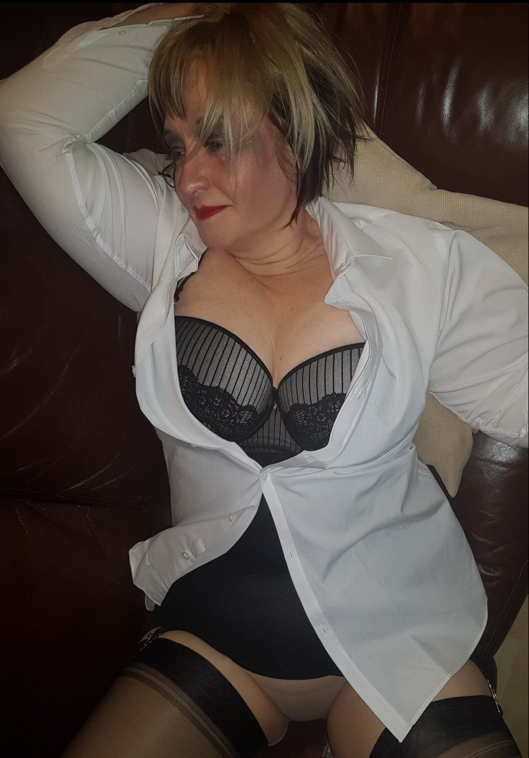 Девушки примеряют нижнее белье