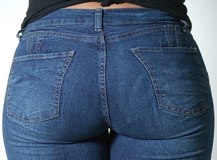 Женская задница в джинсах