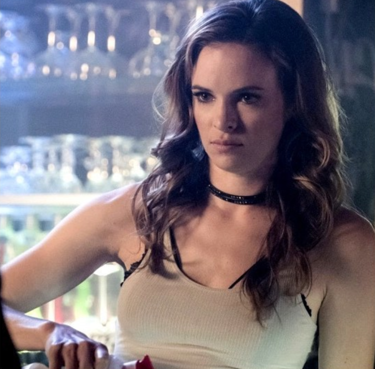 Даниэль Панабэйкер улыбается