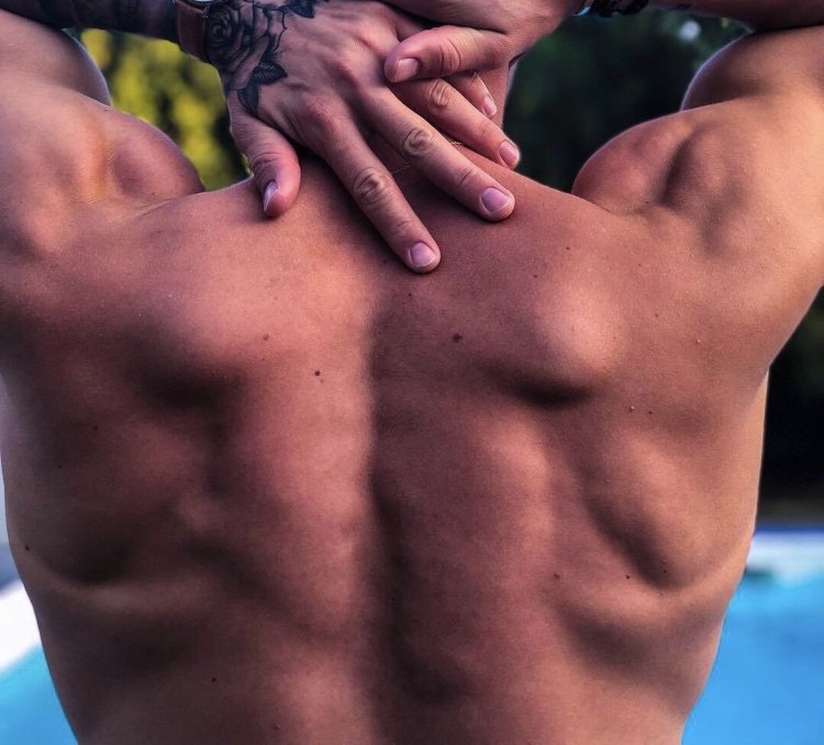 Накаченная спина мужская на кровати