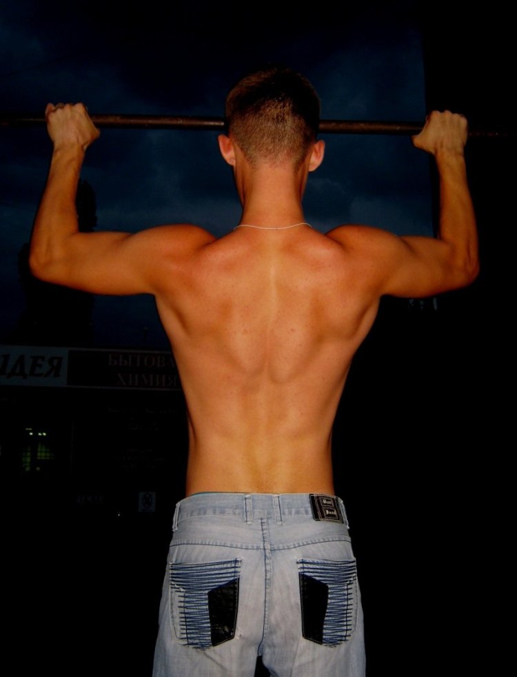 Накаченная спина у девушки