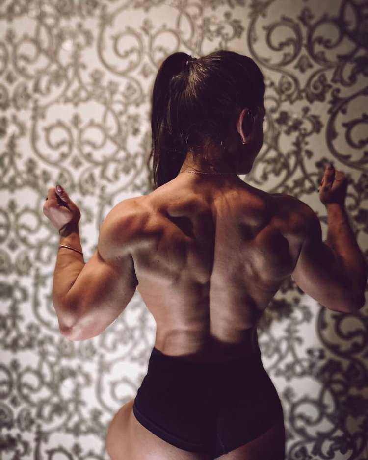 Накаченная женская спина