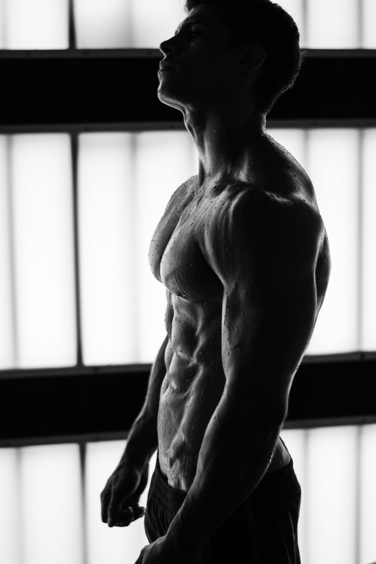 Красивое мужское тело спина