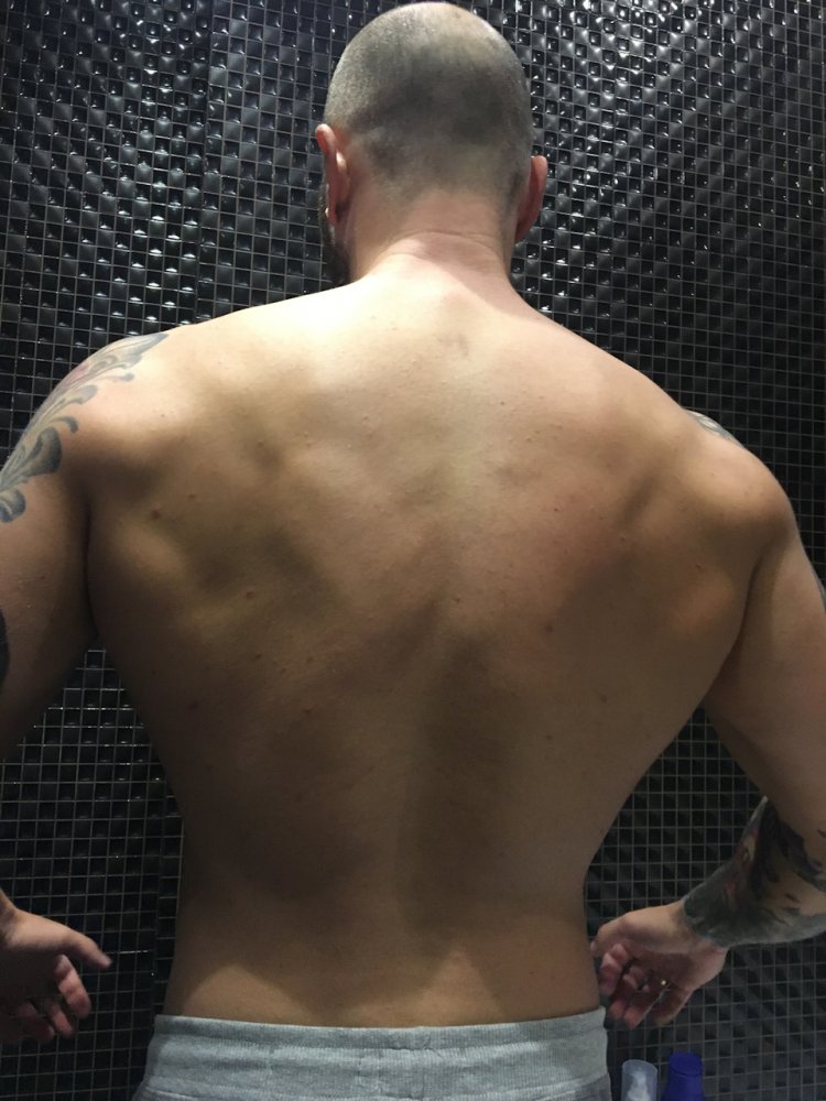 Мужская спина на турнике