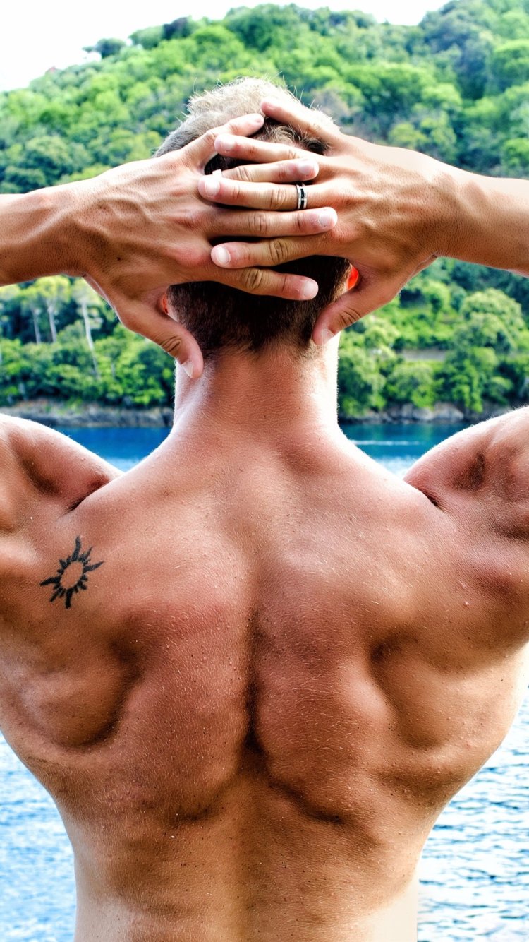 Накаченная спина у девушки