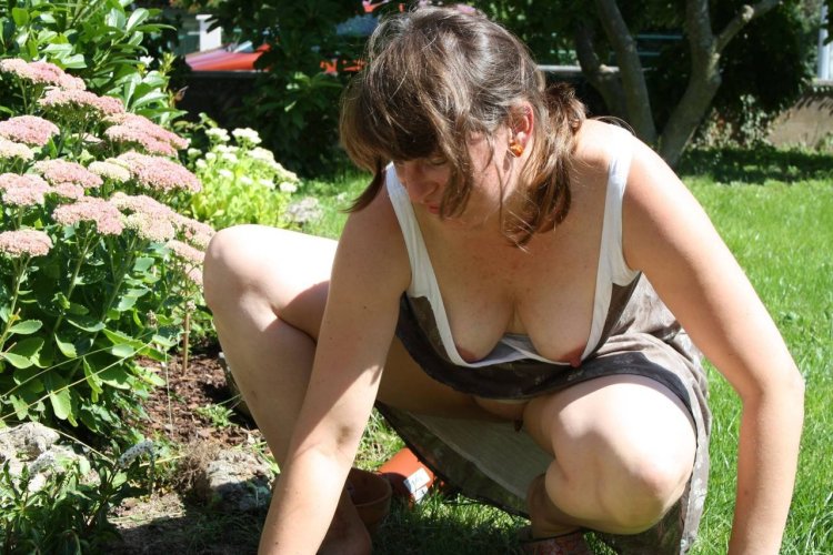 Женщины подглядывание на даче