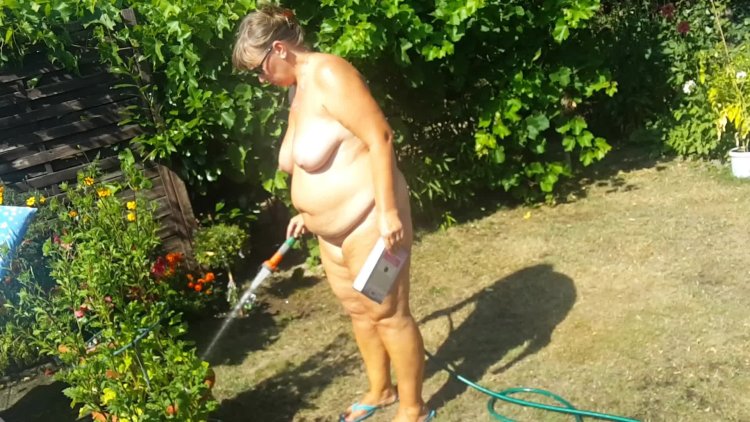 Женщина в огороде голый зад