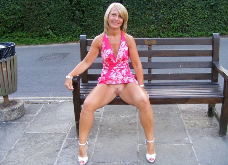 Зрелые бабы на корточках