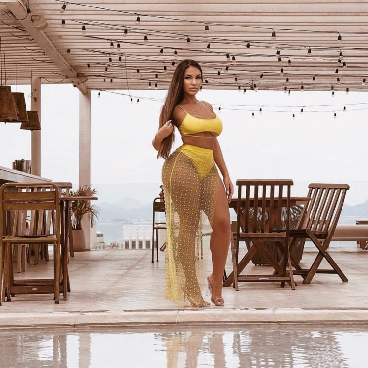 Памела Александра в платье обтягивающее