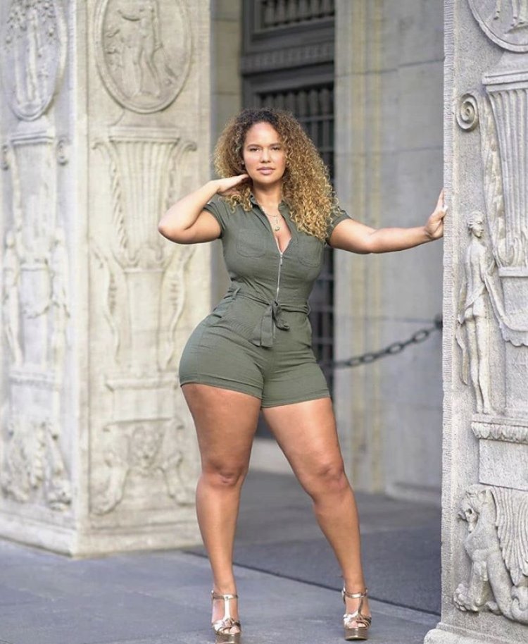 Модель плюс сайз Памела Александра