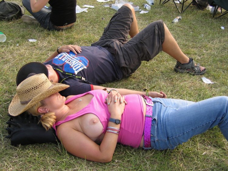 Знаменитости на вечеринке без трусов