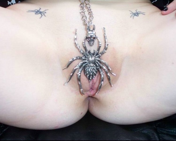 Порнозвезда с татуировкой на лобке