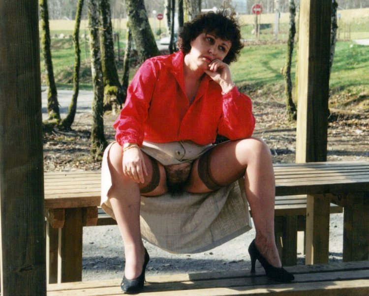 Волосатая в стрингах под юбкой