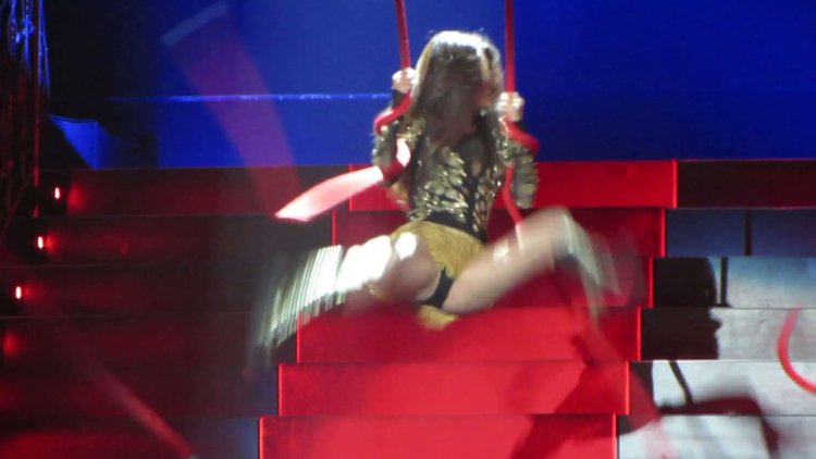 Бузова на сцене без трусов