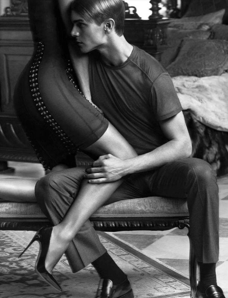 Мужчина у женских ног