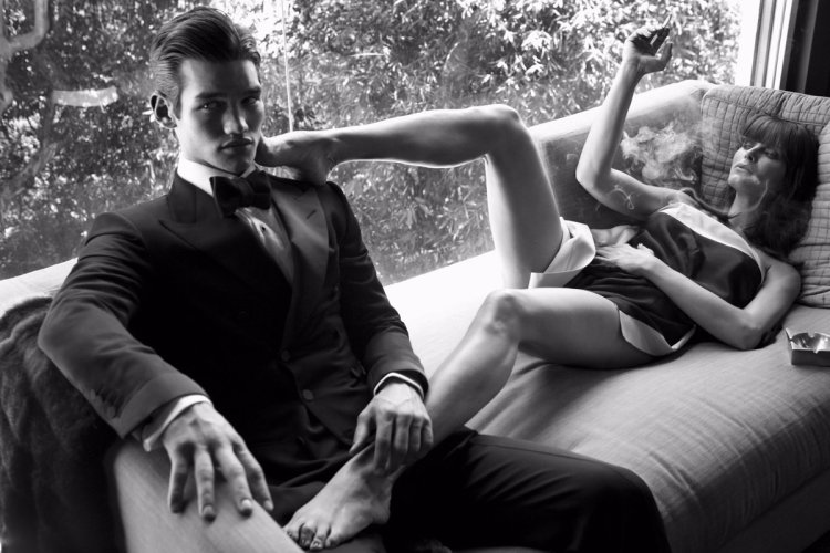 Девушка на поводке на коленях