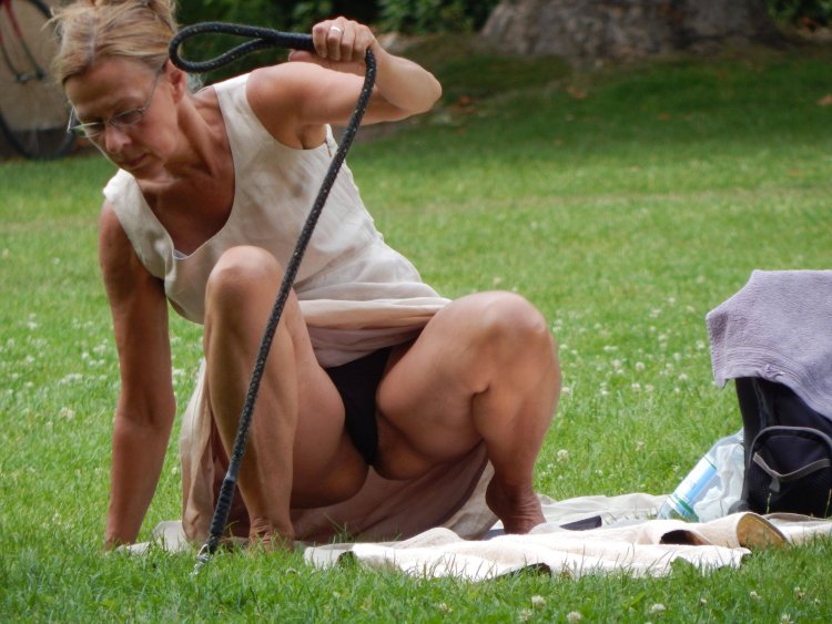 Засветила трусы