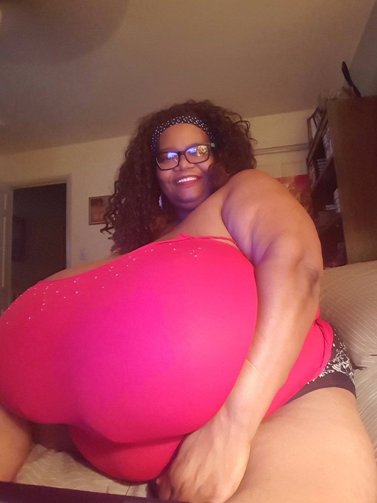 Норма Ститц бюстгальтером