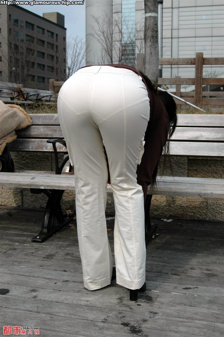 Женские попки в белых брюках