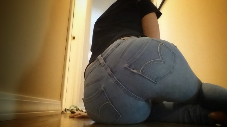 Попки в приспущенных джинсах