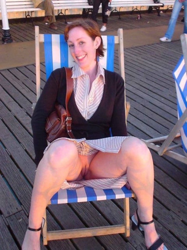 Зрелая раздвинула ноги на улице