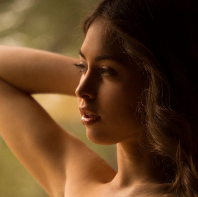 Красивая грудь торчком