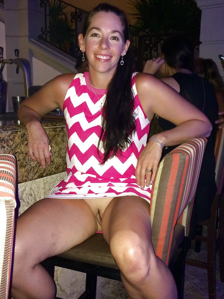 Показала себя без трусов