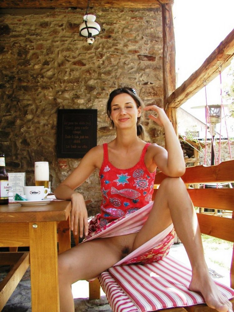 Девушка забыла надеть трусики