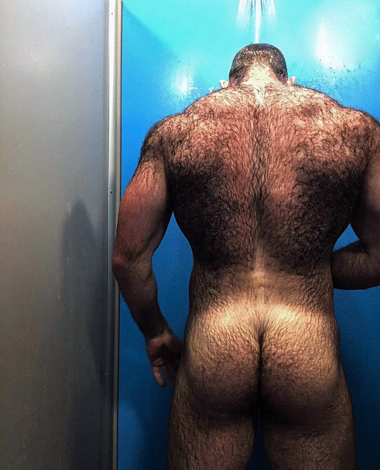 Голый волосатый мужик спит