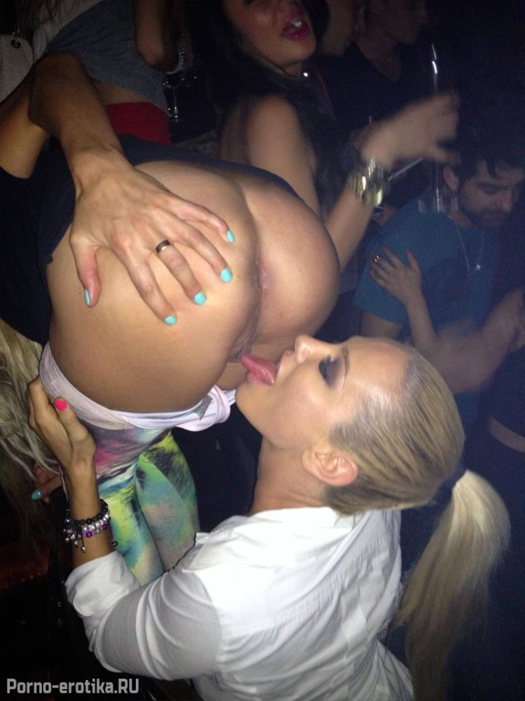 Девушки в клубе без трусов