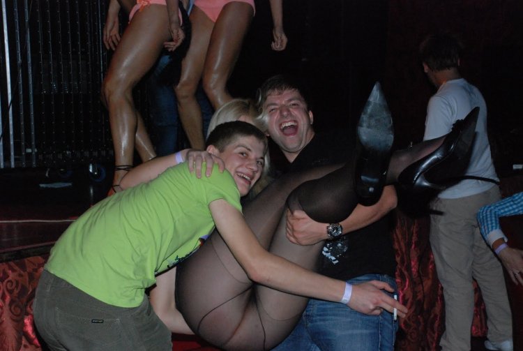 Клубные девушки в колготках