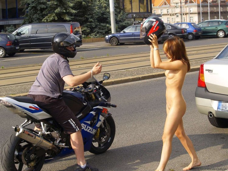 Девушка на байке без трусов