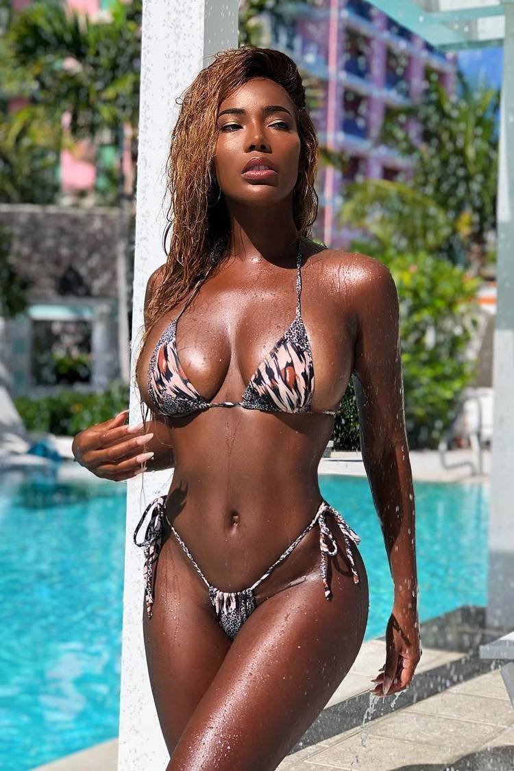 Модель Андреа БИК асс мулатка