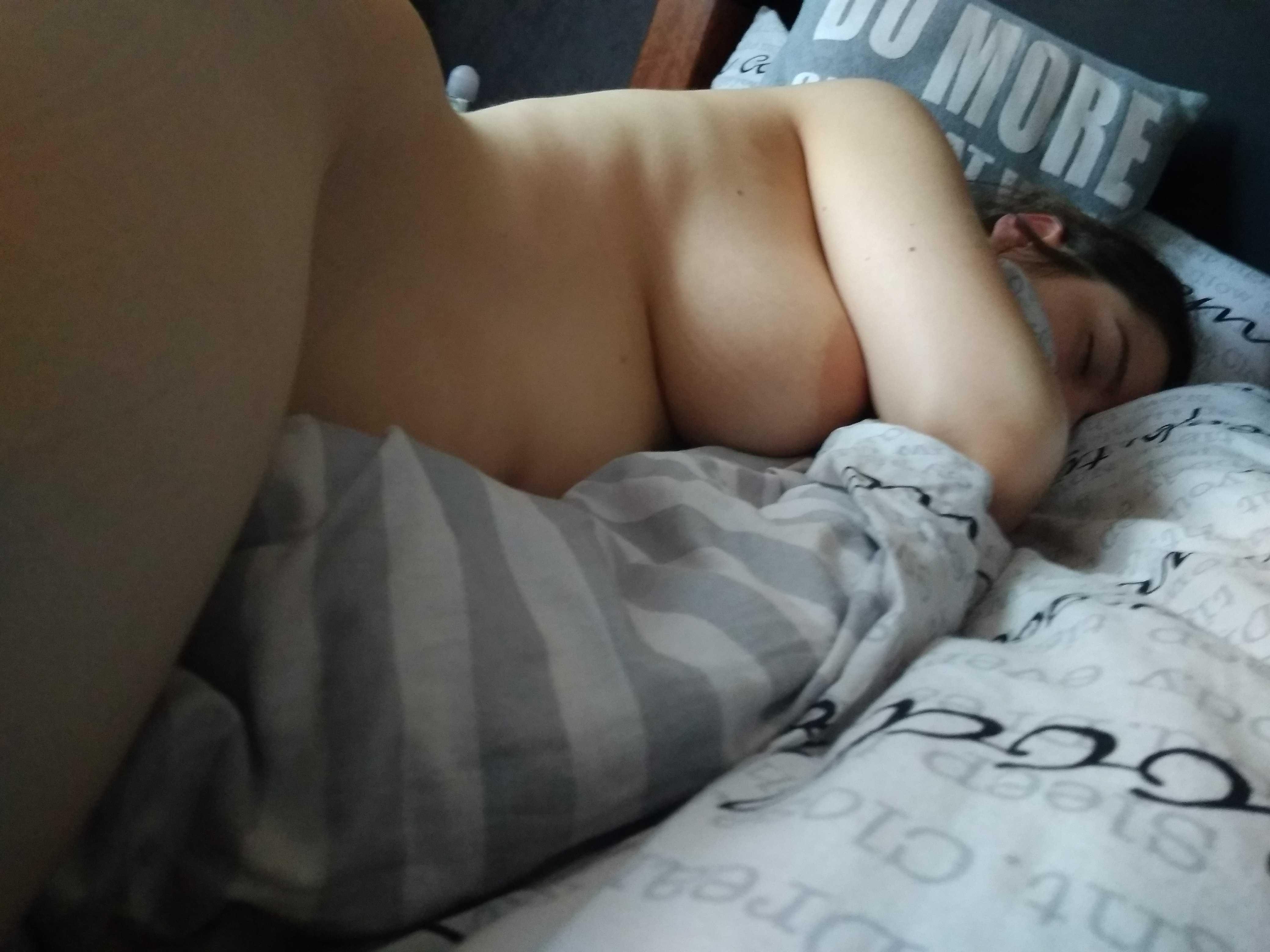 голая попка спящей сестры фото 40